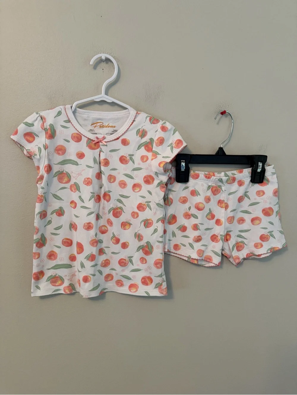 Petidoux Peach Print Girls' Short Pajama Set - White/Pink